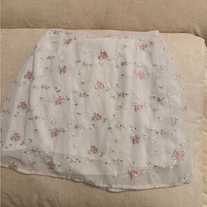 Chic White Floral Embroidered Mini Skirt